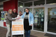 Stefanie Schmierschalla von der Tafel Neustadt (re.) bedankte sich herzlich bei Irmgard Honerla, Cord Nissen und Andrea Wellm (v. lks.) für das wertvolle Kuvert.