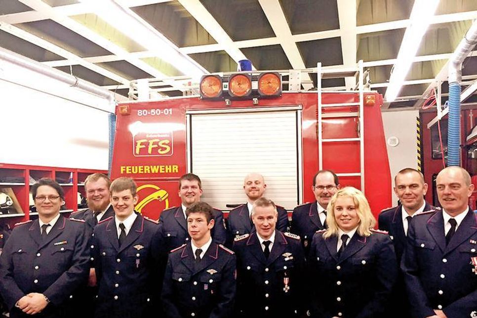 Alle geehrten und beförderten Feuerwehrkameraden auf einem Bild: (hinten von links) Tim Oliver Lähn, Alexander Bahlrühs, Jochen Lange, Thorsten Levgrün, Karsten Schönfeldt und (vorne von links) Merlin Storost, Jannik Schmidt, Pierré Dreger, Bernd Dose, Ann-Kristin Themer und Hartmut Lähn. (Foto: DS)