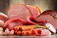 Die leckeren Fleisch- und Wurstwaren werden mit viel handwerklichem Know-how und besten Zutaten hergestellt. (Foto: adobestock)