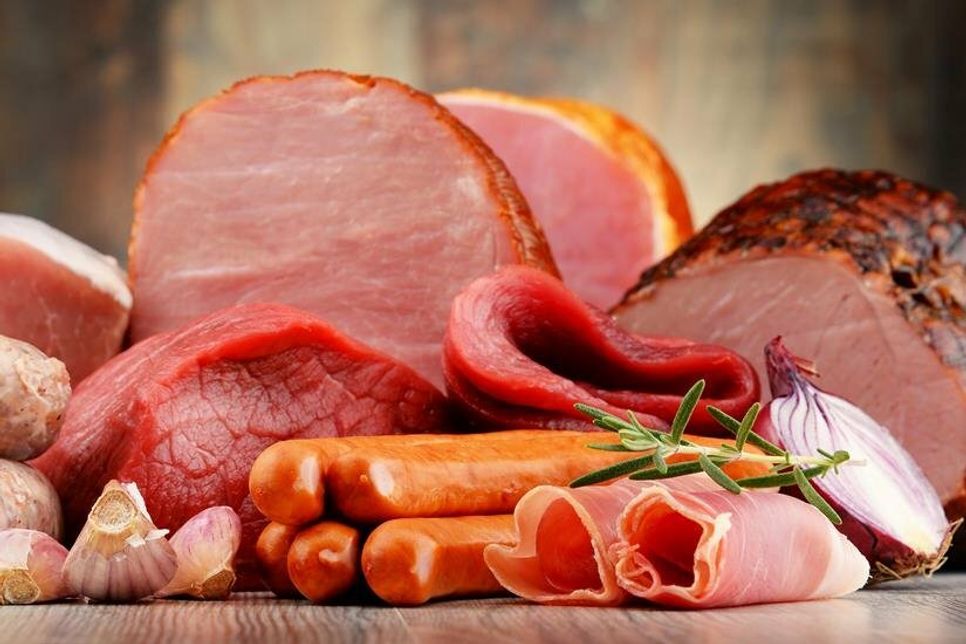 Die leckeren Fleisch- und Wurstwaren werden mit viel handwerklichem Know-how und besten Zutaten hergestellt. (Foto: adobestock)