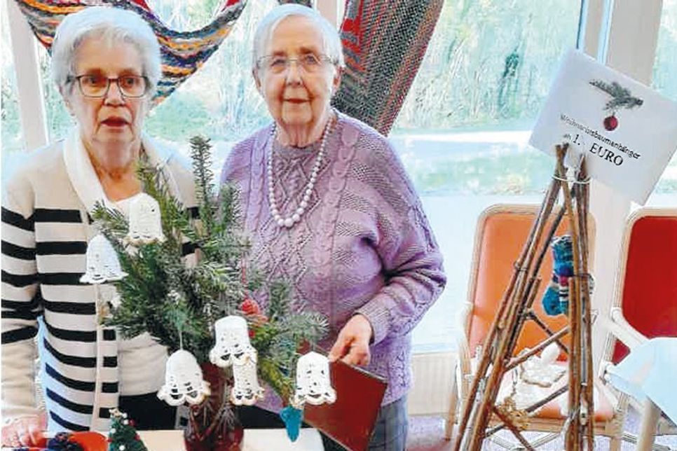 Ingeborg Sprenger (rechts) und Christa Meloh beim diesjährigen Weihnachtsbasar in der Seniorenresidenz Timmendorfer Strand.