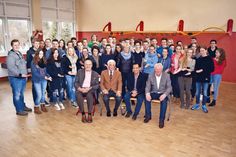 Die Schüler mit ihren Klassenlehrerinnen und Dietrich Klindwort, Hilfsfonds-Vorsitzender des Rotary-Club Lübecker Bucht (vorne von links), Rohlf von Oven (Grand Hotel Seeschlösschen), Tung Truong (Café Wichtig) und Schulleiter Peter Schultalbers.