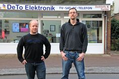 Immer auf Empfang und eine gute Verbindung - mit DeTo Elektronik, das sind Ole Dethlefs und Jasper Torlitz (v. re.), im Netz der Zukunft.
