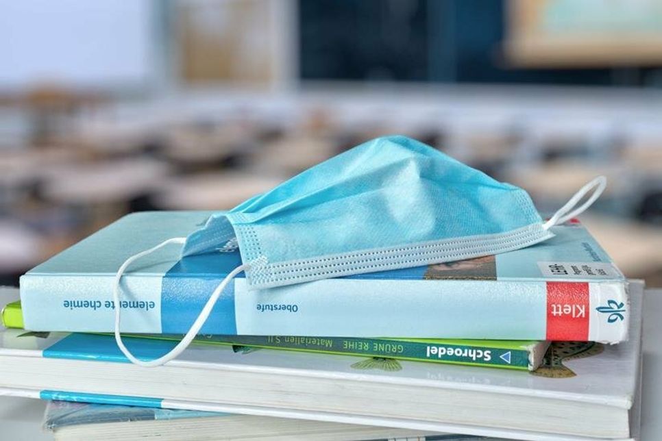 Am Sitzplatz dürfen die Schülerinnen und Schüler ab sofort die Maske absetzen.