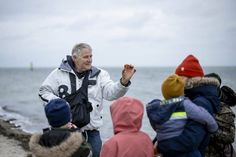 Bernsteinführung in Pelzerhaken. (Foto: www.luebecker-bucht-ostsee.de)