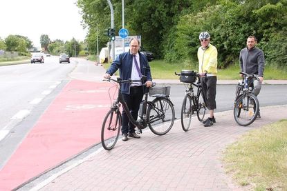 Bürgermeister Mirko Spieckermann, Reinhard Bendfeldt vom Allgemeinen Deutschen Fahrrad-Club und Jens Rietschel vom Bauamt freuen sich über die gewonnene Verkehrssicherheit.