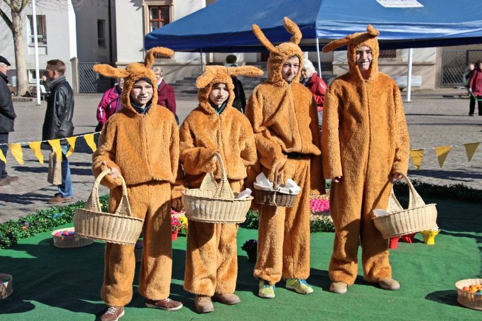 „Echte“ Osterhasen verteilen Leckereien.