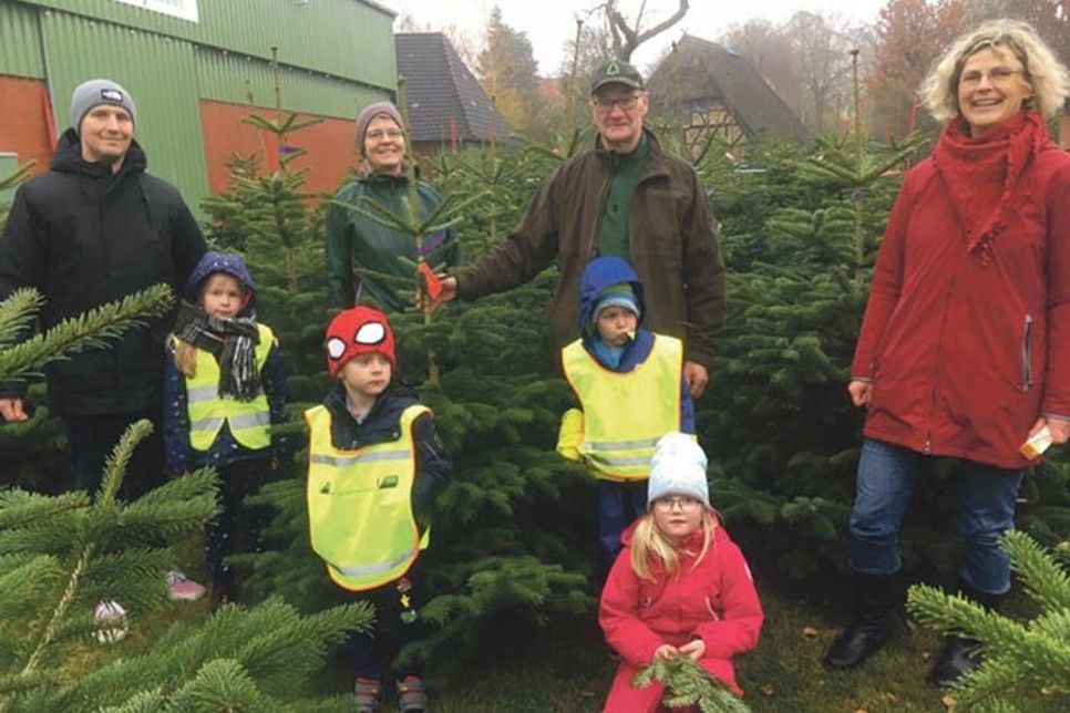 Weihnachtsbäume für die Süseler Kitas verschenkte Tim Voß auch in diesem Jahr.