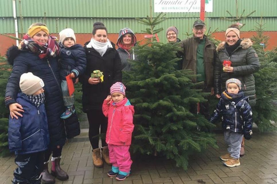 Weihnachtsbäume für die Süseler Kitas verschenkte Tim Voß auch in diesem Jahr.