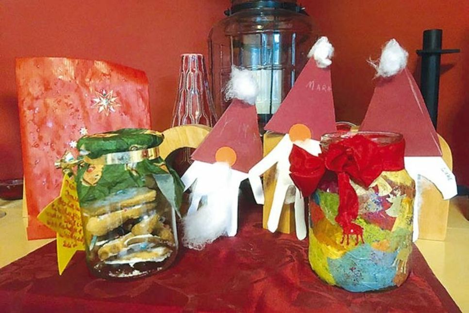 Dank: Was die Kinder Tim Voß und Becker schenken, findet ein Platz am Ofen.