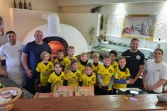 Die E2-Fußball-Junioren des TSV Neustadt bedanken sich bei Breza und Leonard Osdautaj vom Pizzahaus Neustadt.