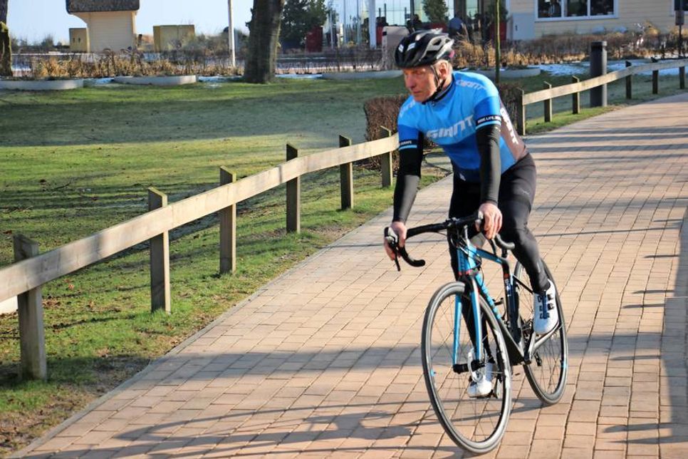 Mit Thomas Hesse steht neben Mario Kummer ein weiterer Experte zur Seite. Der Radrennsportler und Triathlet organisiert die Touren, stellt das Service-Fahrzeug, koordiniert die ortskundigen Guides und verleiht auf individuelle Anfrage Rennräder.