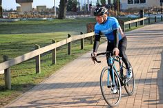Mit Thomas Hesse steht neben Mario Kummer ein weiterer Experte zur Seite. Der Radrennsportler und Triathlet organisiert die Touren, stellt das Service-Fahrzeug, koordiniert die ortskundigen Guides und verleiht auf individuelle Anfrage Rennräder.