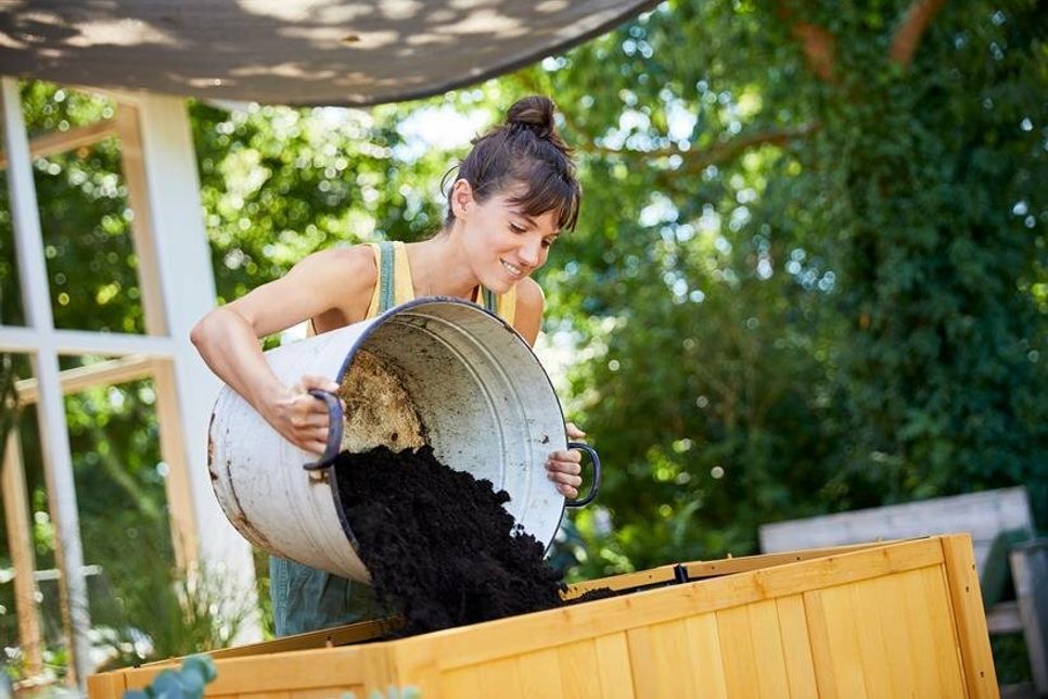 Hochbeete sorgen für frische Vitamine und würzige Kräuter frei Haus. Mit ein wenig Pflege gelingt die eigene Ernte garantiert. (Foto: djd/Compo)