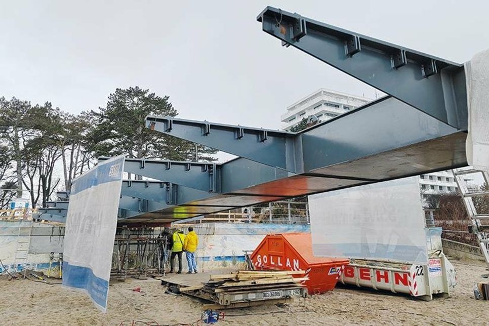 Anfang März: Das erste Stahlsegment der neuen Seebrücke liegt auf den Pfählen und die Tragarme wurden angebracht. Jede Woche folgt ein weiteres Brückenelement aus Stahl.