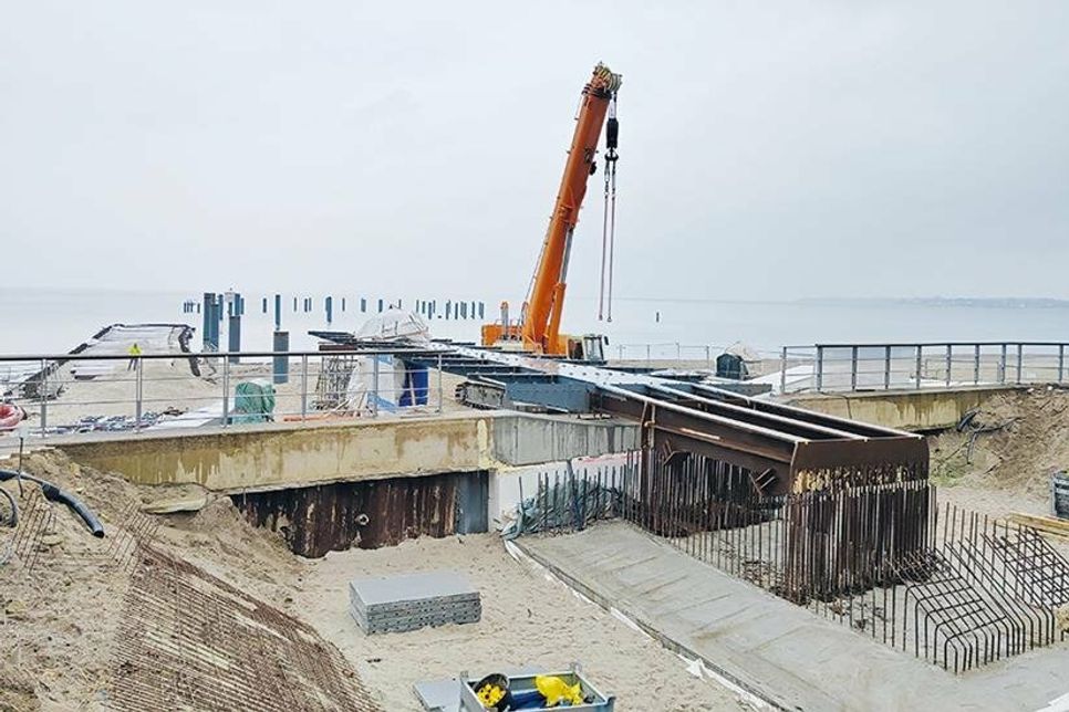 Der Blick vom gesperrten Seebrückenvorplatz in Timmendorfer Strand  auf die Baustelle. Im Hintergrund lässt sich der Verlauf der  zukünftigen Seebrücke erahnen.