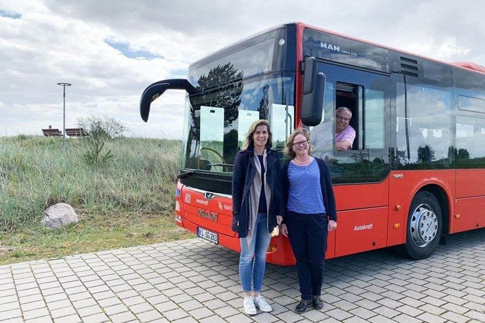 Janina Kononov (lks.), Betriebsleiterin Marketing Tourismus-Service Grömitz und Dana Schulz, Marketingmanagerin Region Nord der Autokraft freuen sich gemeinsam auf die 18. Saison des Lensterstrand-Shuttles.