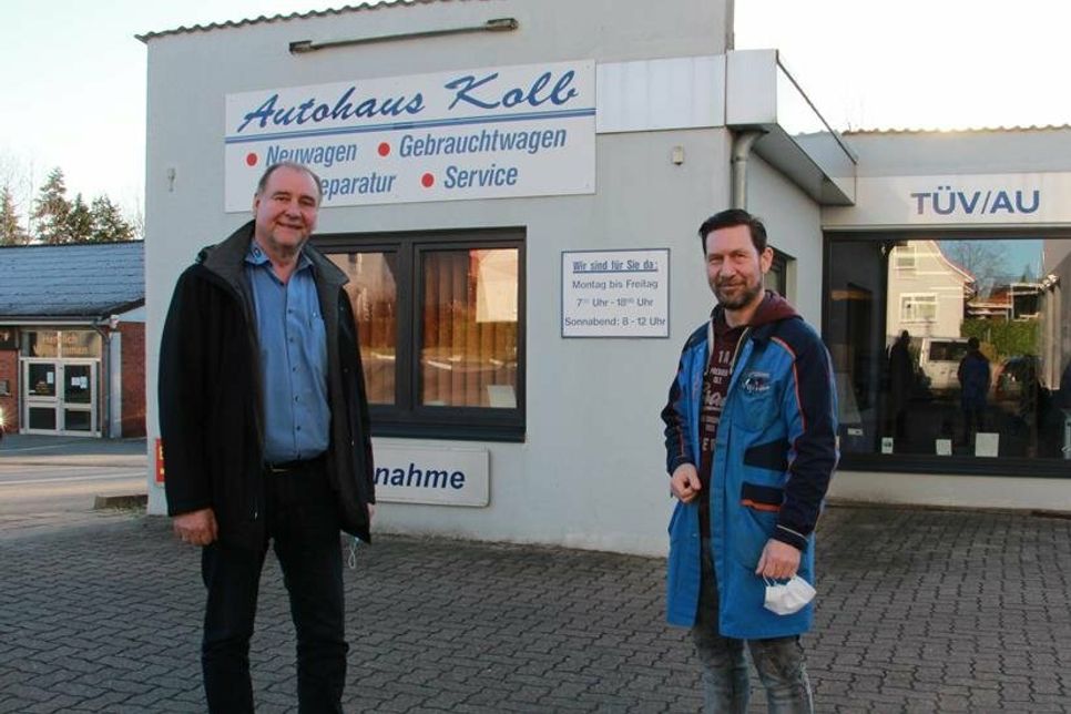 Udo Kolb (lks.) übergibt die Geschicke des Autohauses Kolb an seinen Geschäftspartner Nick Nitzschke.