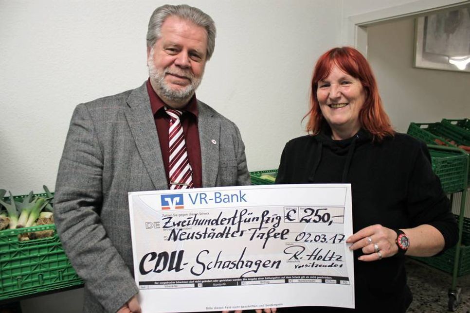 Ortsvorsitzender Rainer Holtz bei der Übergabe des symbolischen Schecks an Gabriela Nellies.