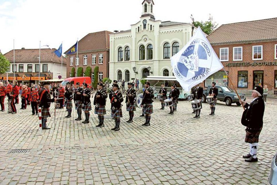 Die Askol Ha Brug Pipe Band Blain und der Spielmannszug Oldenburg begleiteten den Festakt zur Städtepartnerschaft in Oldenburg.