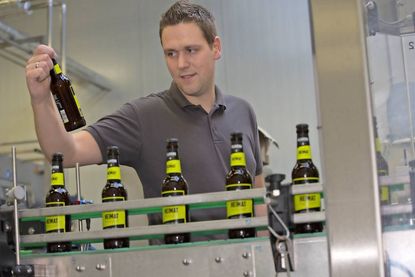 Braumeister Steve Michalak bei der Qualitätskontrolle während der Abfüllung in der Gleschendorfer Manufaktur.