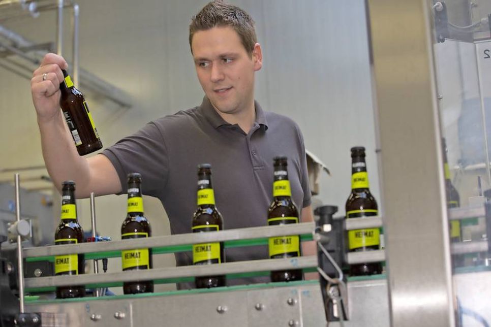 Braumeister Steve Michalak bei der Qualitätskontrolle während der Abfüllung in der Gleschendorfer Manufaktur.