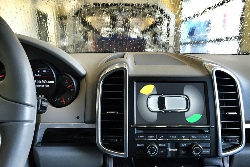 Zum Ende der Streuperiode sollte das Auto einmal grundgereinigt werden, dazu bietet sich ein Waschprogramm mit Unterbodenwäsche an.