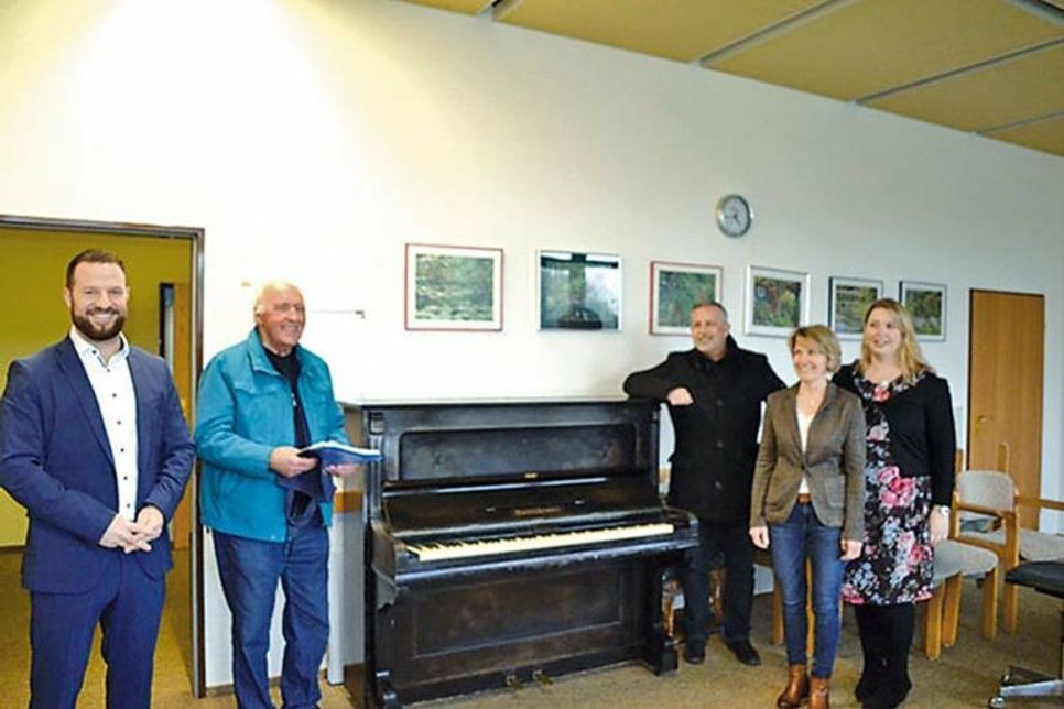 Jan Vollert, Filialleiter Deutsche Bank Oldenburg i.H., Günter Reinhold, Ehrenbürger, Bürgermeister Jörg Saba und die Damen Thorn und Mühmer-Jürgens von der Seniorenbetreuung Oldenburg e.V. freuen sich, das nun wieder auf dem wertvollen Rosenkranz Klavier musiziert werden kann.