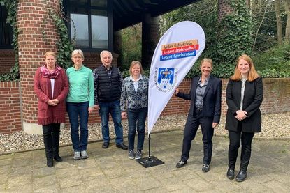 Kreissportverband und Sparkasse freuen sich über ihr gemeinsames Projekt: KSV-Geschäftsführerin Melanie Lindau, 1. Vorsitzende Birgit Kamrath-Beyer, 2. Vorsitzende Jutta Voigt und Beisitzer Jürgen Fischer (alle KSV) sowie Sandra Wehrend, Bereichsleitung Privatkunden Nord der Sparkasse Holstein und Wiebke Watzlawek, Leiterin Sport, Soziales und Nachhaltigkeit der Stiftungen der Sparkasse Holstein (v. lks.)