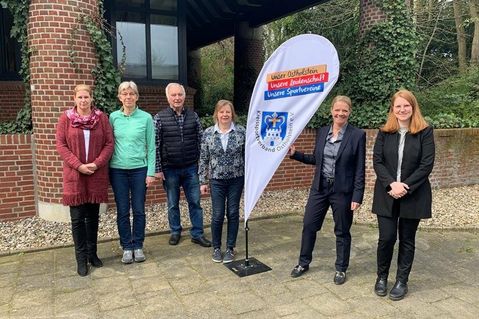 Kreissportverband und Sparkasse freuen sich über ihr gemeinsames Projekt: KSV-Geschäftsführerin Melanie Lindau, 1. Vorsitzende Birgit Kamrath-Beyer, 2. Vorsitzende Jutta Voigt und Beisitzer Jürgen Fischer (alle KSV) sowie Sandra Wehrend, Bereichsleitung Privatkunden Nord der Sparkasse Holstein und Wiebke Watzlawek, Leiterin Sport, Soziales und Nachhaltigkeit der Stiftungen der Sparkasse Holstein (v. lks.)