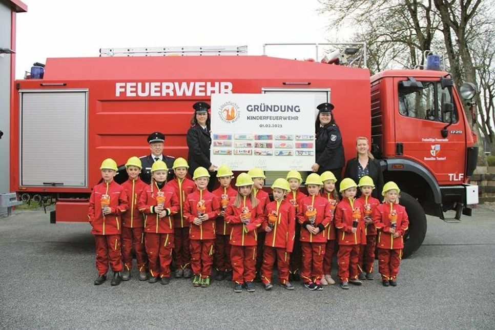 Hinten: Frank Wohlert, Kathrin Völz, Julena Mill und Christin Voß; Vorne: Die Löschfüchse der Kinderfeuerwehr der Gemeinde Wangels