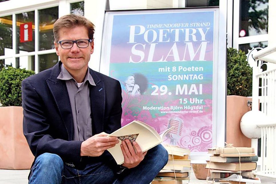 Tourismuschef Joachim Nitz freut sich auf den „2. Poetry Slam“, der am kommenden Sonntag am Seepferdchenbrunnen in Timmendorfer Strand stattfindet. (Foto: TSNT)