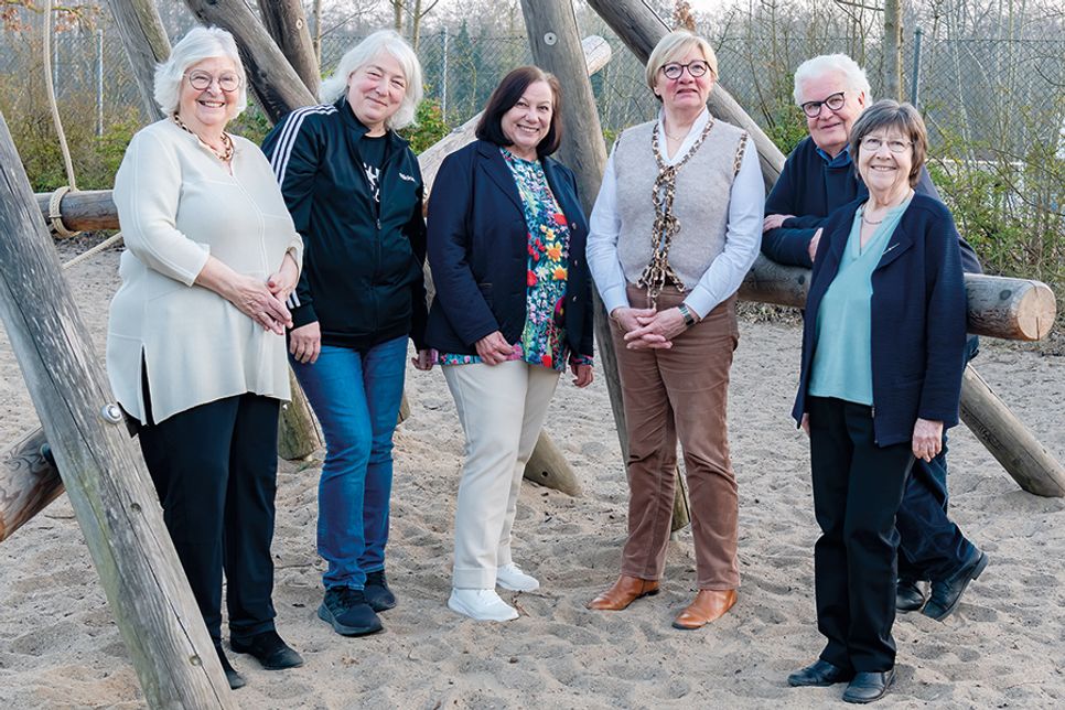 Der neue Vorstand der VHS Timmendorfer Strand (von links): Helga Ohm-Ninnemann (Kassenwartin), Stephanie Scheel (Homepage/Beisitzerin), Barbara Bauer (Fachbereichsleiterin, Beisitzerin), Doris Lihra (Geschäftsführerin), Karl-Friedrich Lihra (1. Vorsitzender/Pressewart) und Astrid Kreissl (stellvertretende Geschäftsführerin/Fachbereichsleiterin).