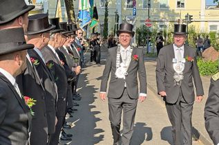 Schritten die Reihe der angetretenen Gildebrüder ab: Tim Brockmann und Wolfgang Schneider (rechts).