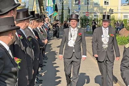 Schritten die Reihe der angetretenen Gildebrüder ab: Tim Brockmann und Wolfgang Schneider (rechts).