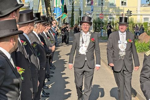 Schritten die Reihe der angetretenen Gildebrüder ab: Tim Brockmann und Wolfgang Schneider (rechts).