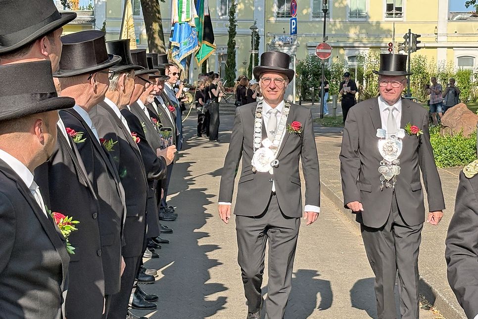 Schritten die Reihe der angetretenen Gildebrüder ab: Tim Brockmann und Wolfgang Schneider (rechts).