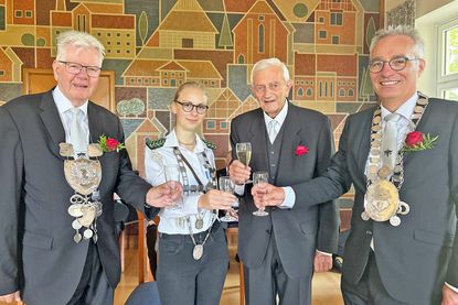 Im Trauzimmer des Rathauses empfing Bürgermeister Tim Brockmann unter anderem Ehrenältermann Horst Rickert, Schützenkönigin Marie Wynarski aus Stavenhagen und den ersten Ältermann Wolfgang Schneider (von rechts).
