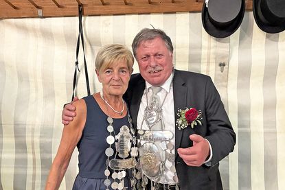 Überrascht und gerührt: Lothar Eisenberg und Ehefrau Barbara Eisenberg-Ludley bei der Königsproklamation im Festzelt.