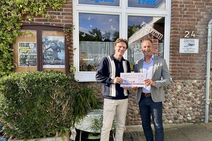 Andreas Adler (lks.) von der Stadtjugendpflege bedankt sich bei secra bookings Geschäftsführer Stefan Grimm für die Spende.