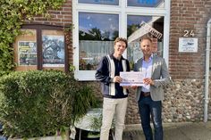 Andreas Adler (lks.) von der Stadtjugendpflege bedankt sich bei secra bookings Geschäftsführer Stefan Grimm für die Spende.