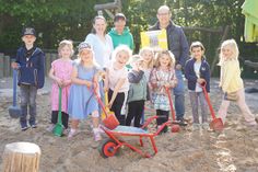 Cindy Bubert vom Förderverein, Franka Haamann von der Kita Am Kaiserholz und Jan Grimm (hi. v. lks.) freuten sich über strahlende Kinderaugen in der Sandkiste.