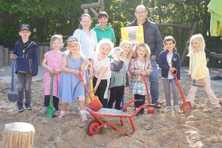 Cindy Bubert vom Förderverein, Franka Haamann von der Kita Am Kaiserholz und Jan Grimm (hi. v. lks.) freuten sich über strahlende Kinderaugen in der Sandkiste.
