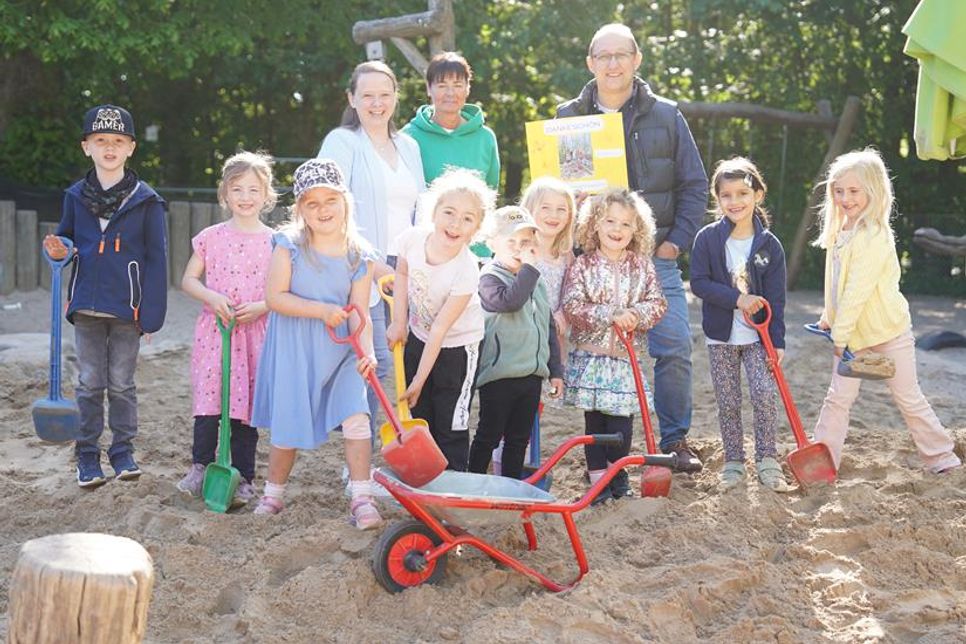 Cindy Bubert vom Förderverein, Franka Haamann von der Kita Am Kaiserholz und Jan Grimm (hi. v. lks.) freuten sich über strahlende Kinderaugen in der Sandkiste.