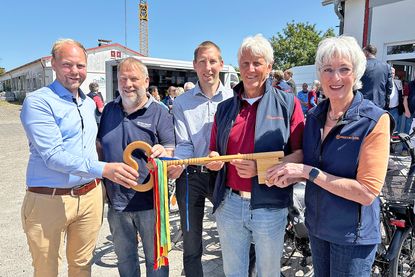 Die symbolische Schlüsselübergabe durch Lars, Friedo und Birk Hittscher an die Tafel-Vorsitzenden Torsten Block und Dr. Dorit Kuhnt (von links) erfolgte am Freitag.