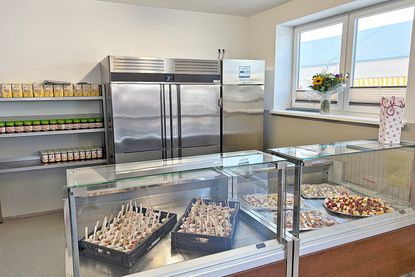 Im Ausgaberaum der Preetzer Tafel stehen jetzt auch Kühltresen zur Verfügung.