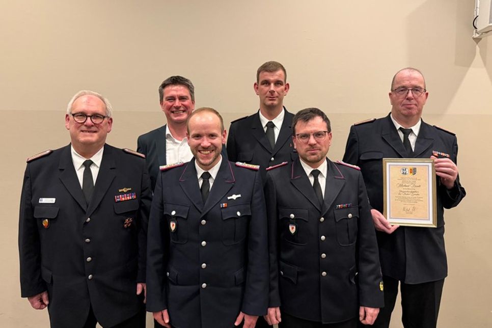 Gemeindewehrführer Hartmut Junge, Bürgermeister Michael Robien, Amtswehrführer Sascha Seehase, stellvertretender Gemeindewehrführer Alexander Bendt und stellvertretender Amtswehrführer Tobias Kutrieb gratulierten Michael Bendt (v. lks.) zur Auszeichnung.