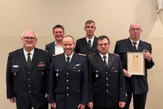 Gemeindewehrführer Hartmut Junge, Bürgermeister Michael Robien, Amtswehrführer Sascha Seehase, stellvertretender Gemeindewehrführer Alexander Bendt und stellvertretender Amtswehrführer Tobias Kutrieb gratulierten Michael Bendt (v. lks.) zur Auszeichnung.