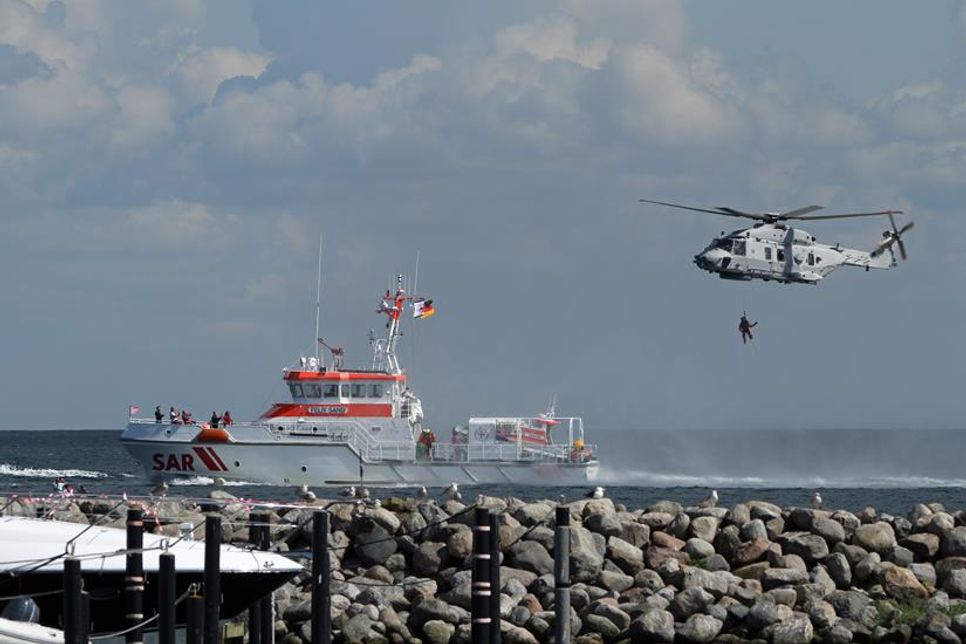 Die Strandbesucher konnten spektakuläre Rettungsvorführungen beobachten. (Foto:FFW Grömitz)