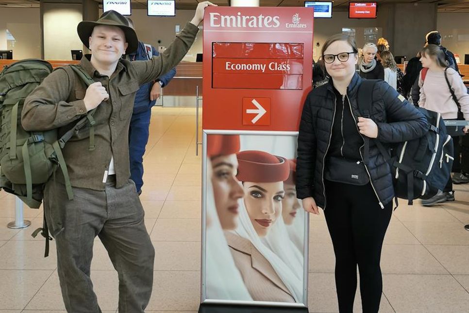 Lia und Felix beim Abflug in Hamburg.
